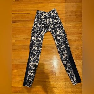 Old Navy Active Go-Dry Elevate Leggings in Youth Large.